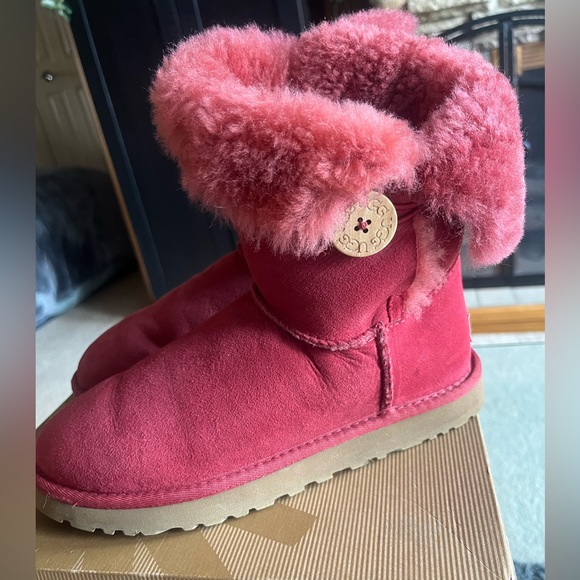 💯 AUTHENTIC- RED BAILEY BUTTON SHORT UGGS - SIZE 7 -ORIGINAL BOX- WORN ONCE !!! - Picture 2 of 10